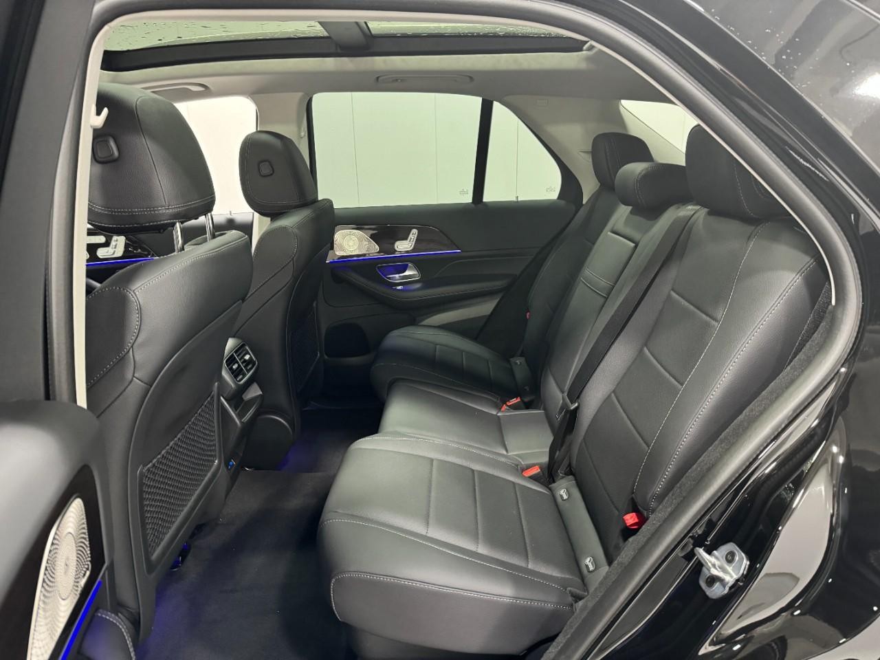 Mercedes-Benz GLE Vehicle Full-screen Gallery Image 8