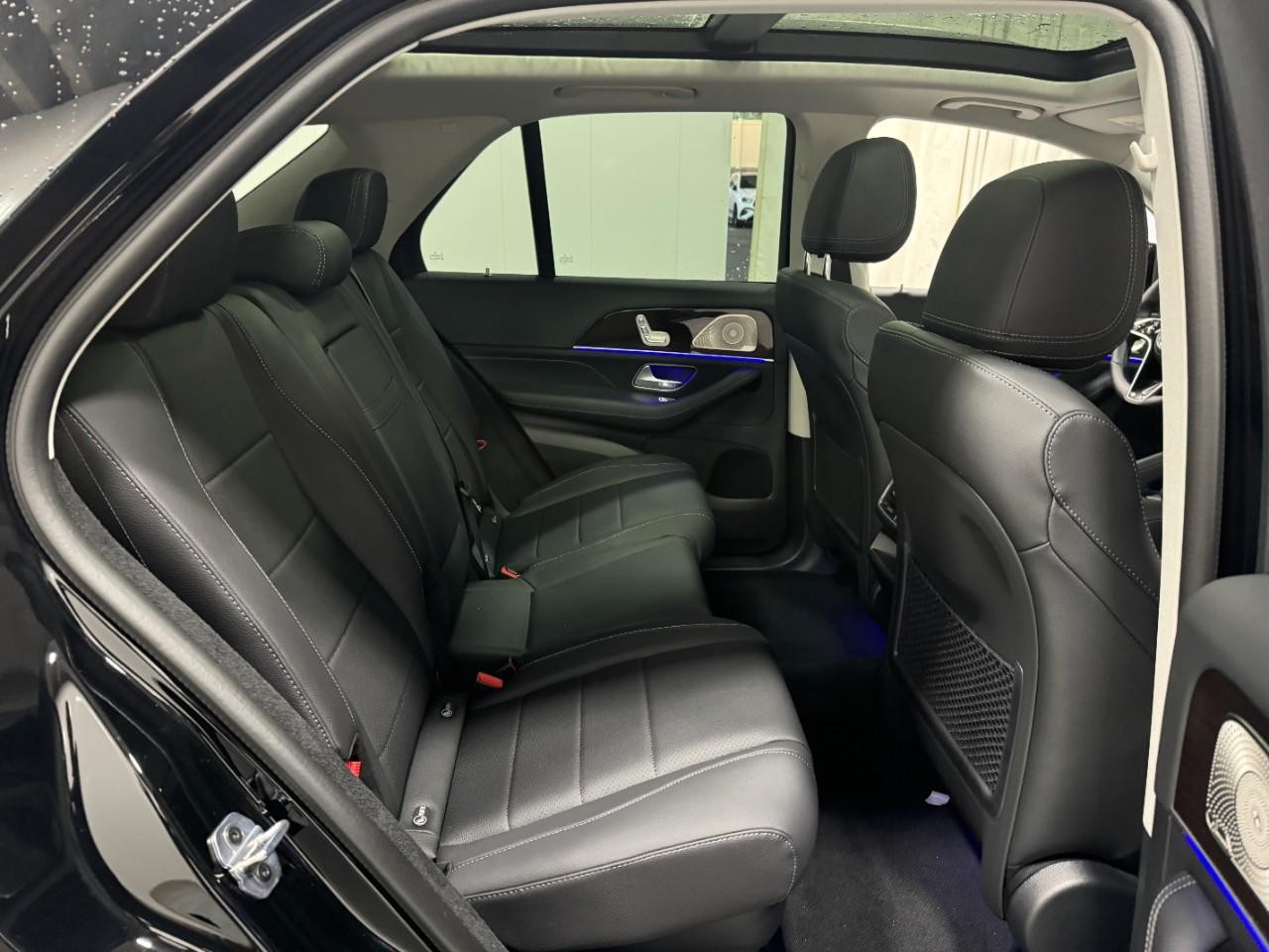 Mercedes-Benz GLE Vehicle Full-screen Gallery Image 10