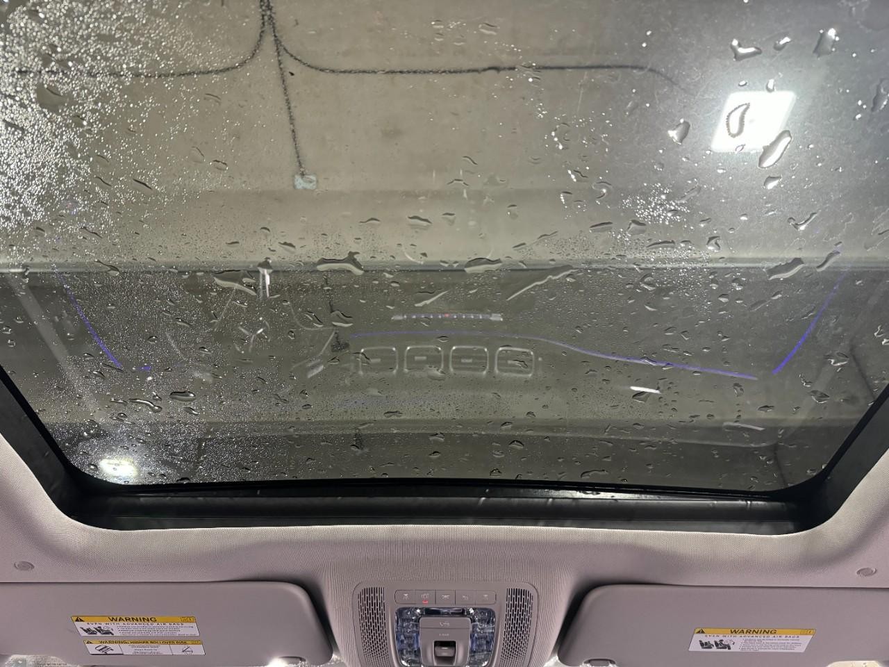 Mercedes-Benz GLE Vehicle Full-screen Gallery Image 11