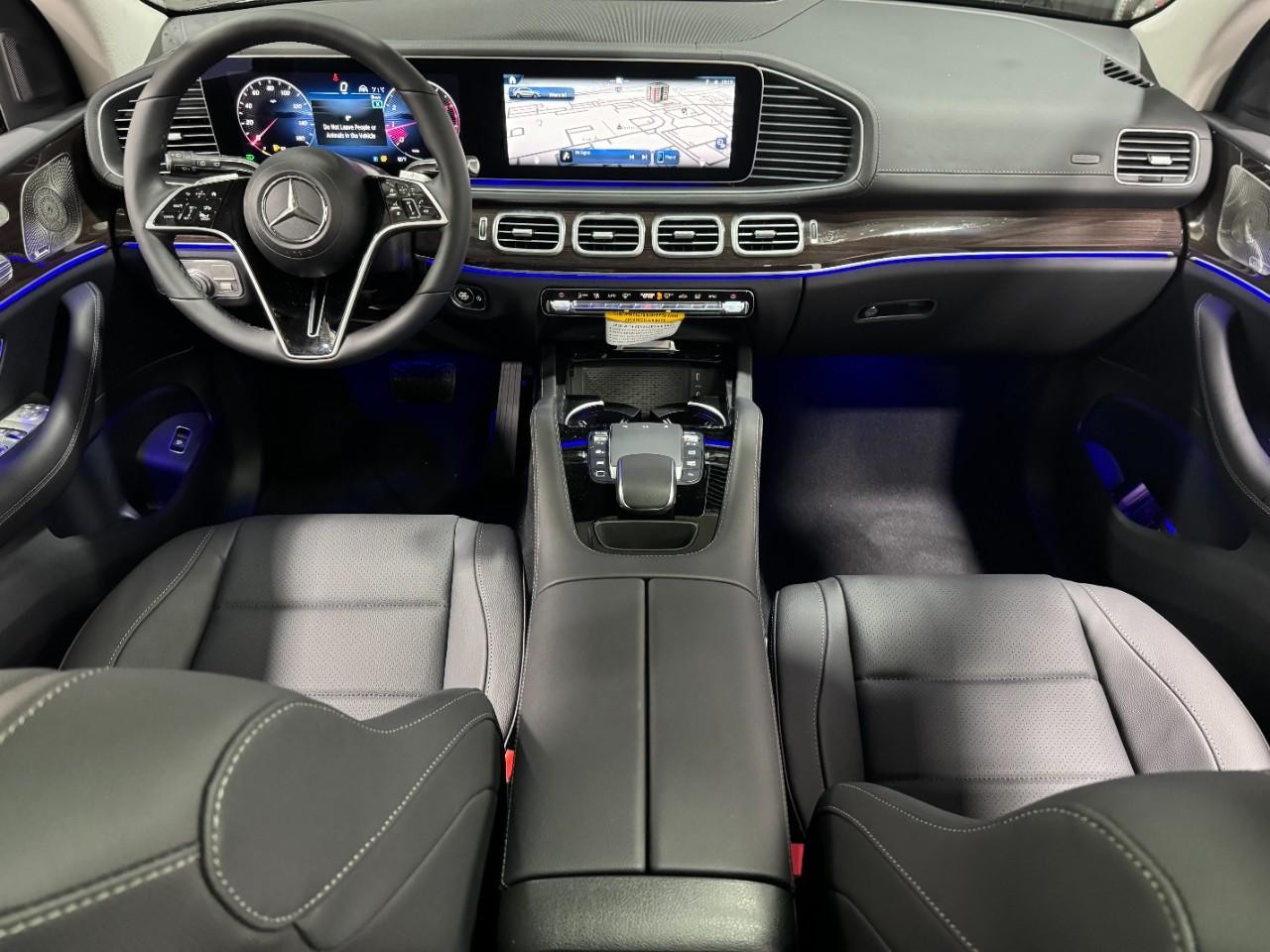 Mercedes-Benz GLE Vehicle Full-screen Gallery Image 12