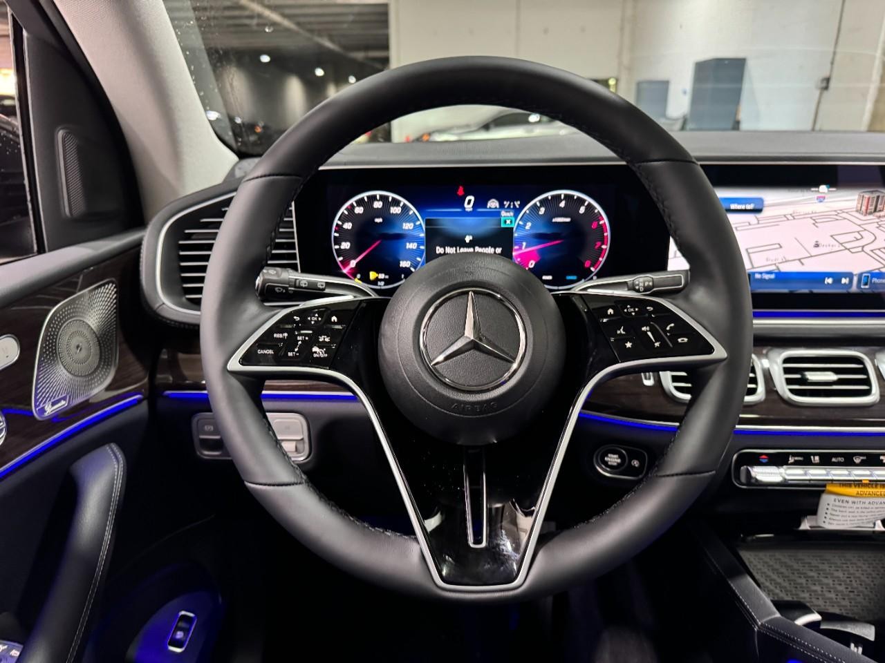 Mercedes-Benz GLE Vehicle Full-screen Gallery Image 13