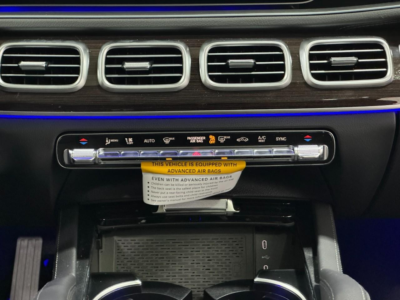 Mercedes-Benz GLE Vehicle Full-screen Gallery Image 15