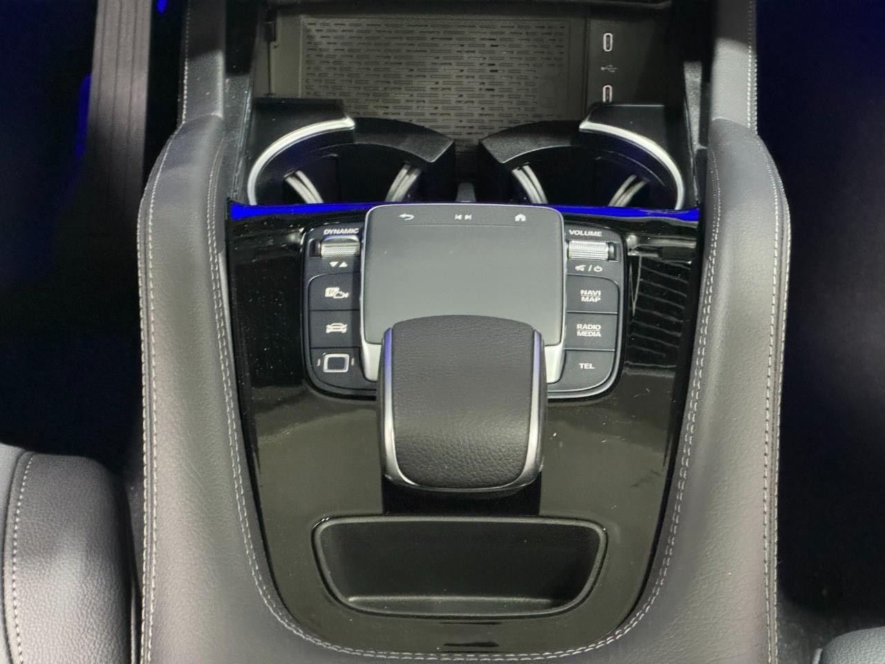 Mercedes-Benz GLE Vehicle Full-screen Gallery Image 16