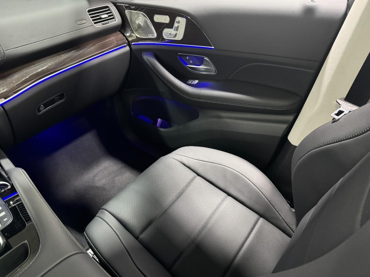 Mercedes-Benz GLE Vehicle Full-screen Gallery Image 17