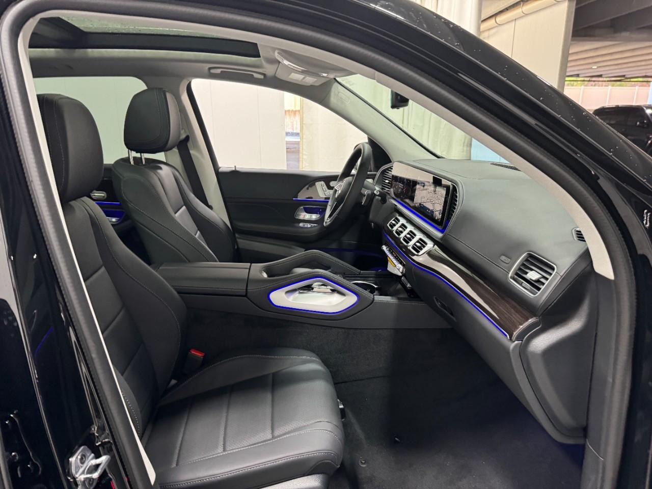 Mercedes-Benz GLE Vehicle Full-screen Gallery Image 18