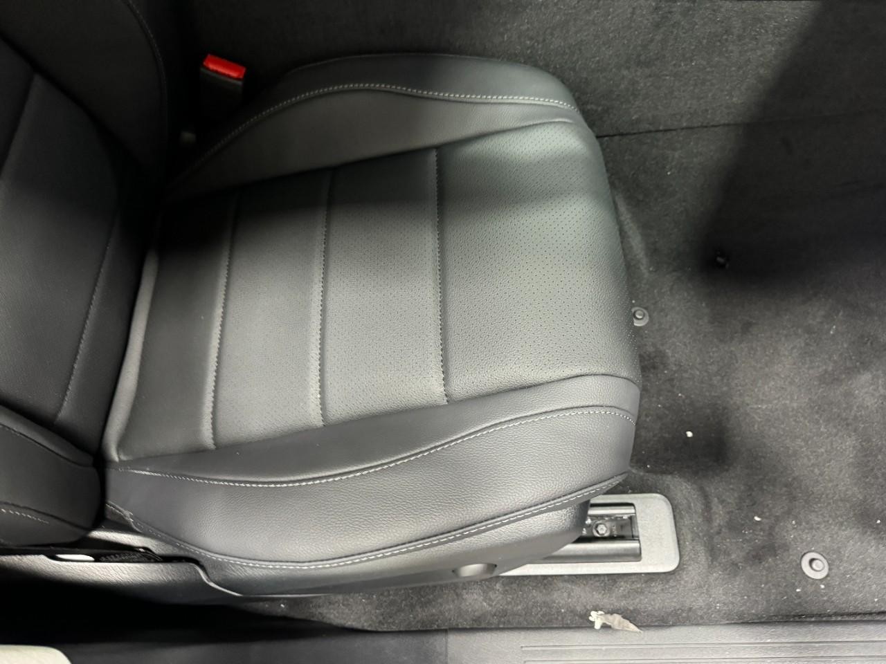 Mercedes-Benz GLE Vehicle Full-screen Gallery Image 19