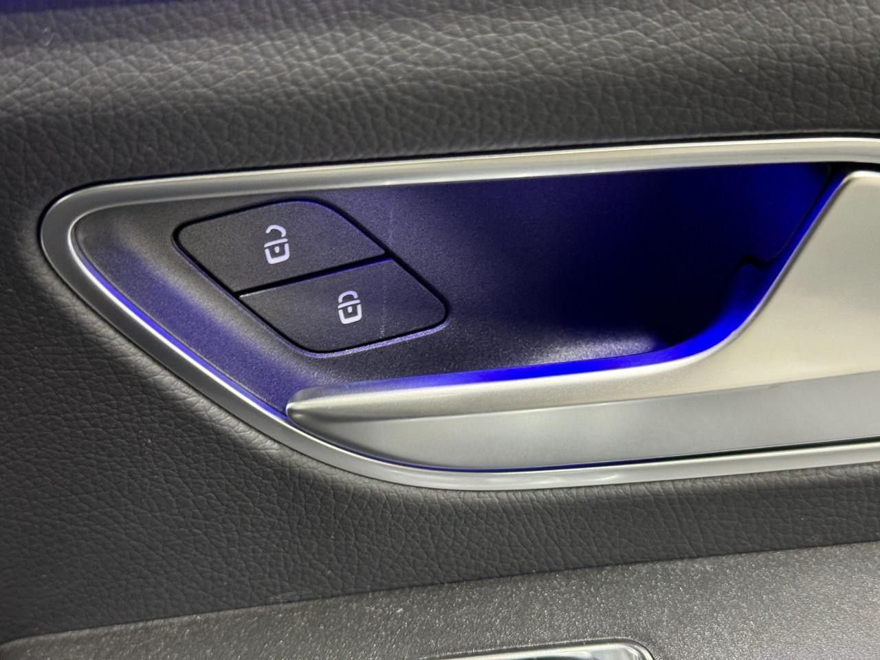 Mercedes-Benz GLE Vehicle Full-screen Gallery Image 21