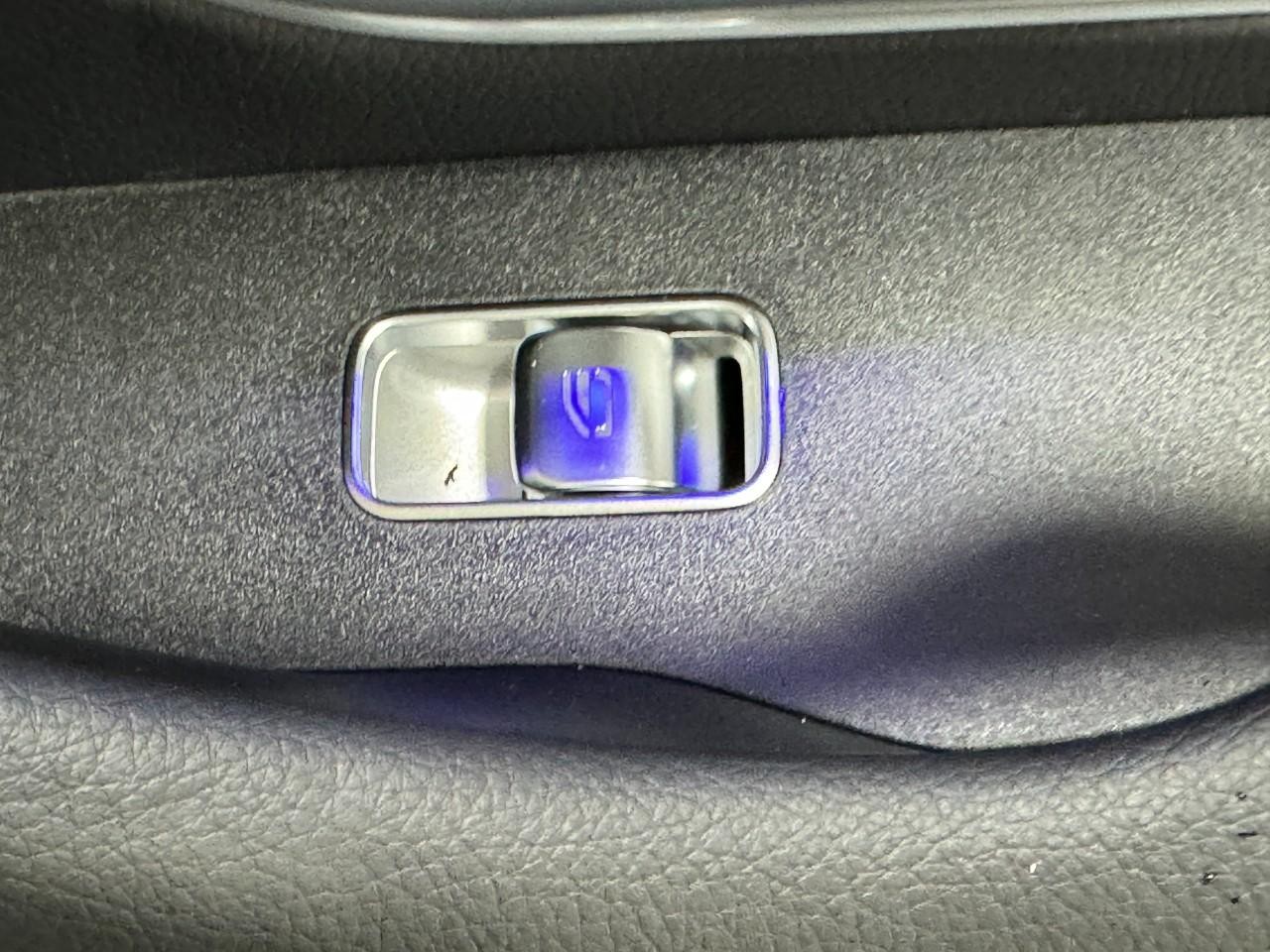 Mercedes-Benz GLE Vehicle Full-screen Gallery Image 22