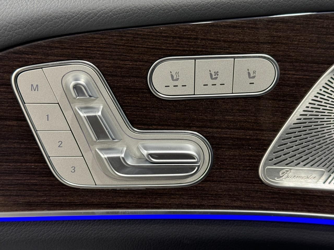 Mercedes-Benz GLE Vehicle Full-screen Gallery Image 24