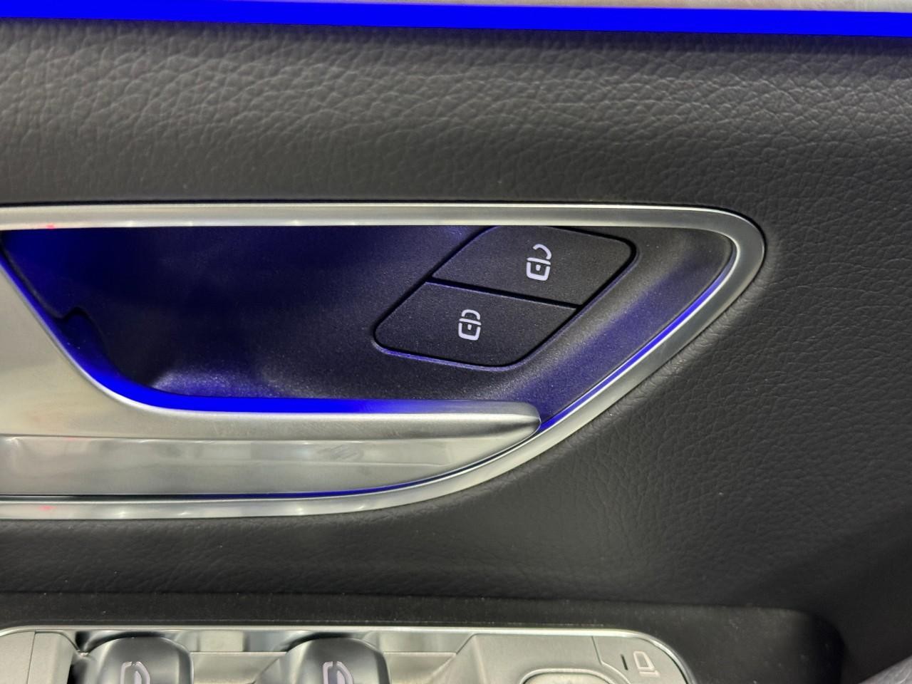 Mercedes-Benz GLE Vehicle Full-screen Gallery Image 25