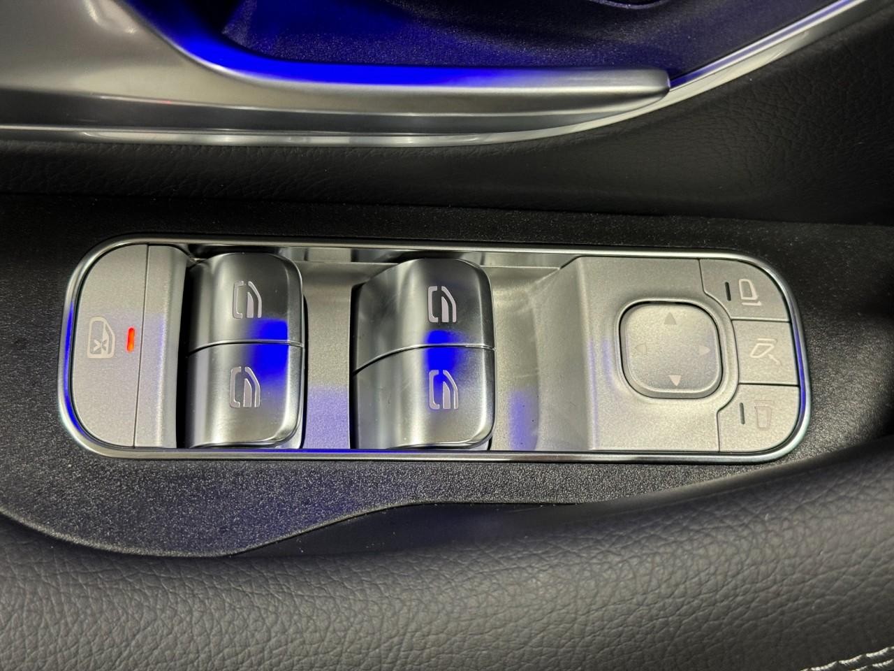 Mercedes-Benz GLE Vehicle Full-screen Gallery Image 26