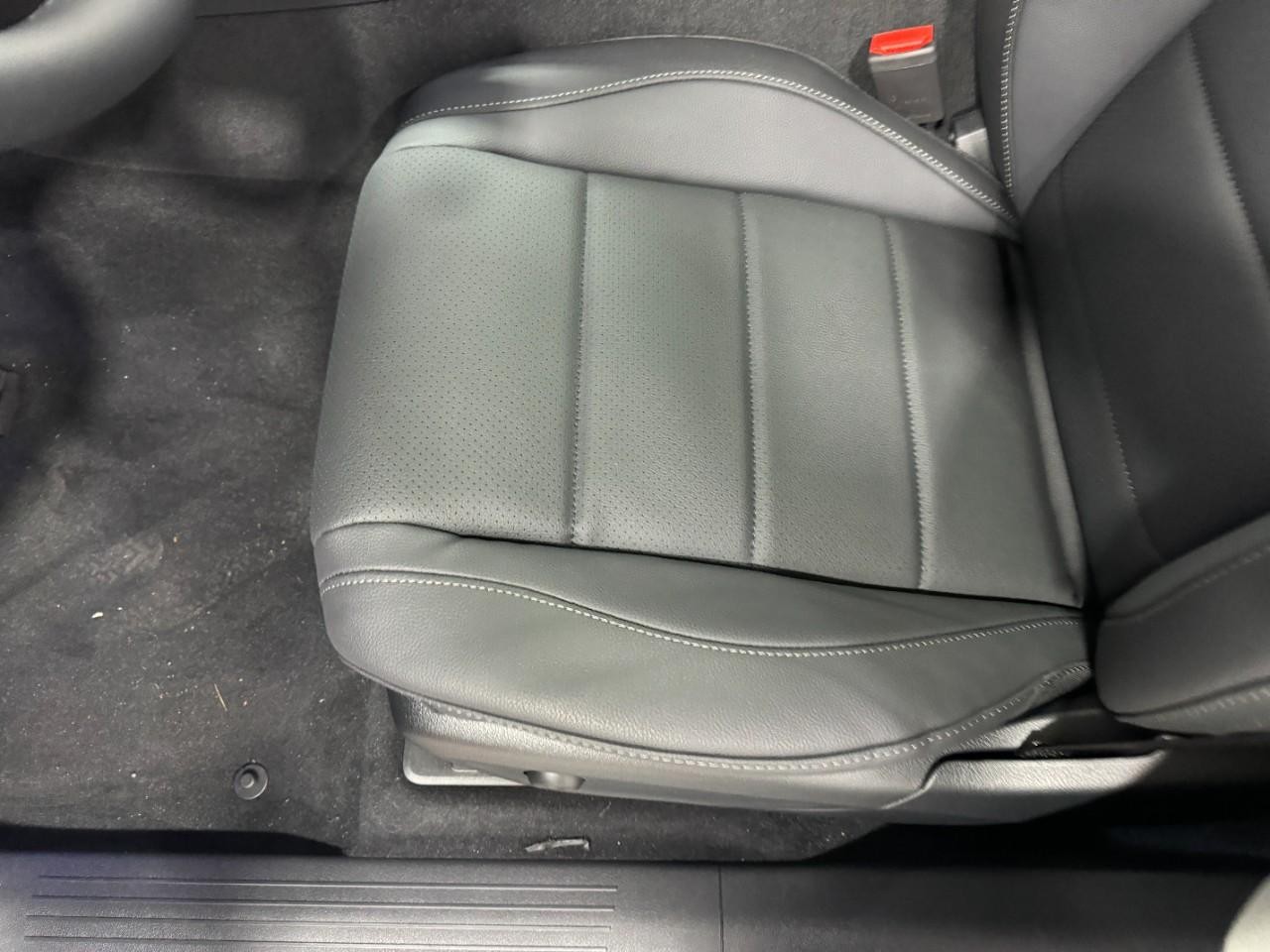 Mercedes-Benz GLE Vehicle Full-screen Gallery Image 29