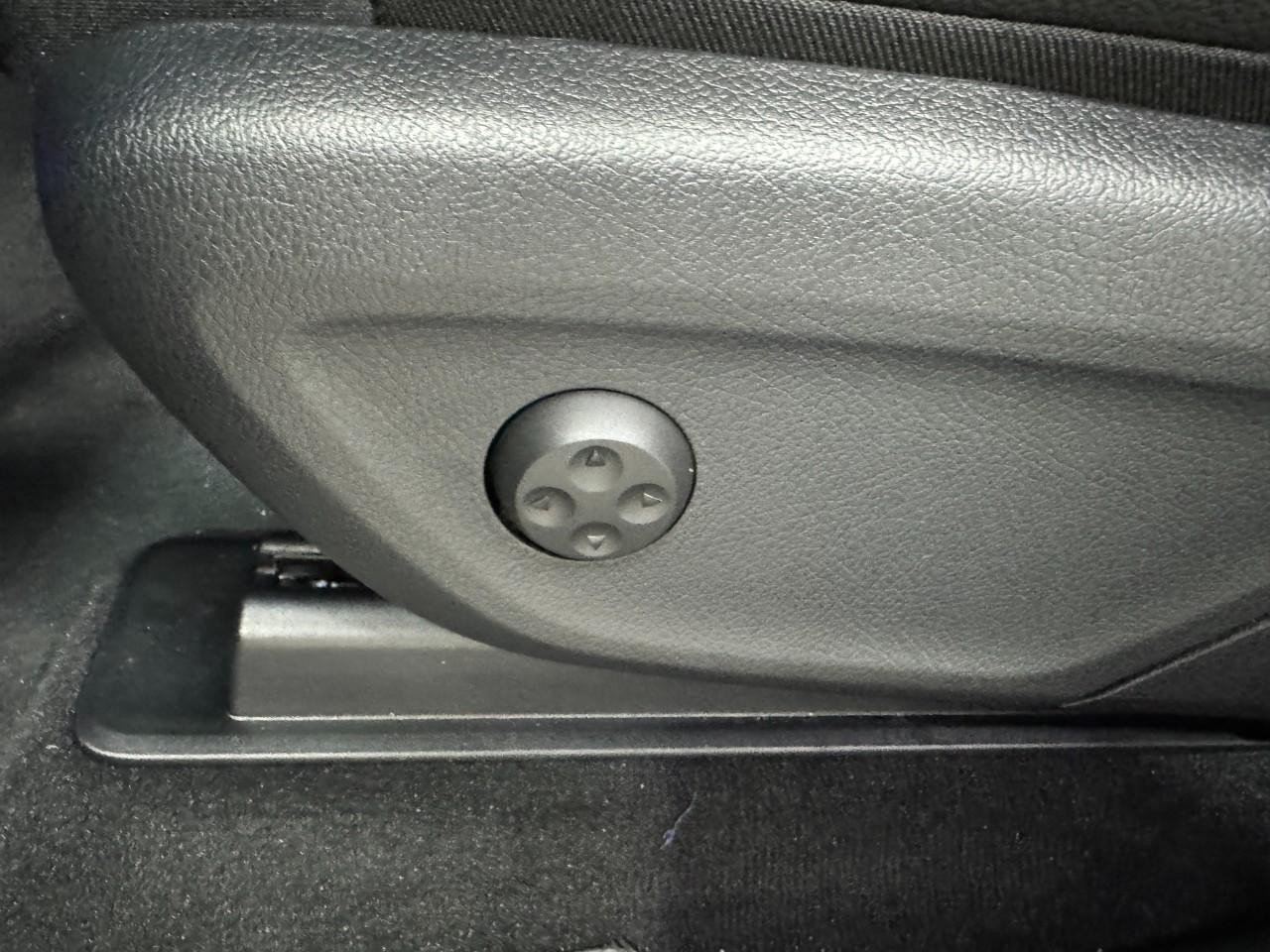 Mercedes-Benz GLE Vehicle Full-screen Gallery Image 30