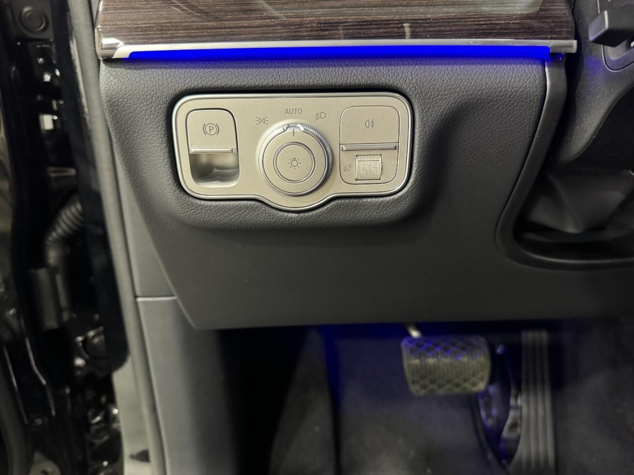 Mercedes-Benz GLE Vehicle Full-screen Gallery Image 31