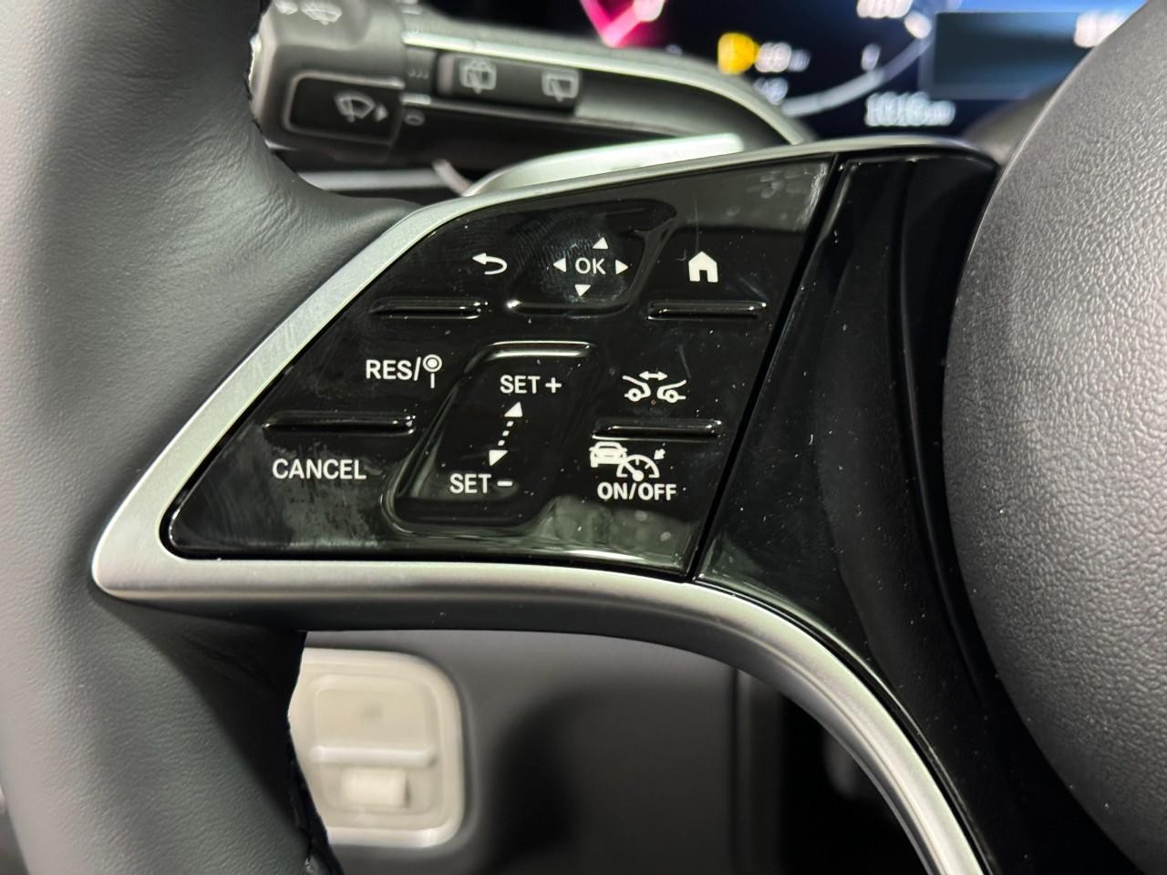 Mercedes-Benz GLE Vehicle Full-screen Gallery Image 32