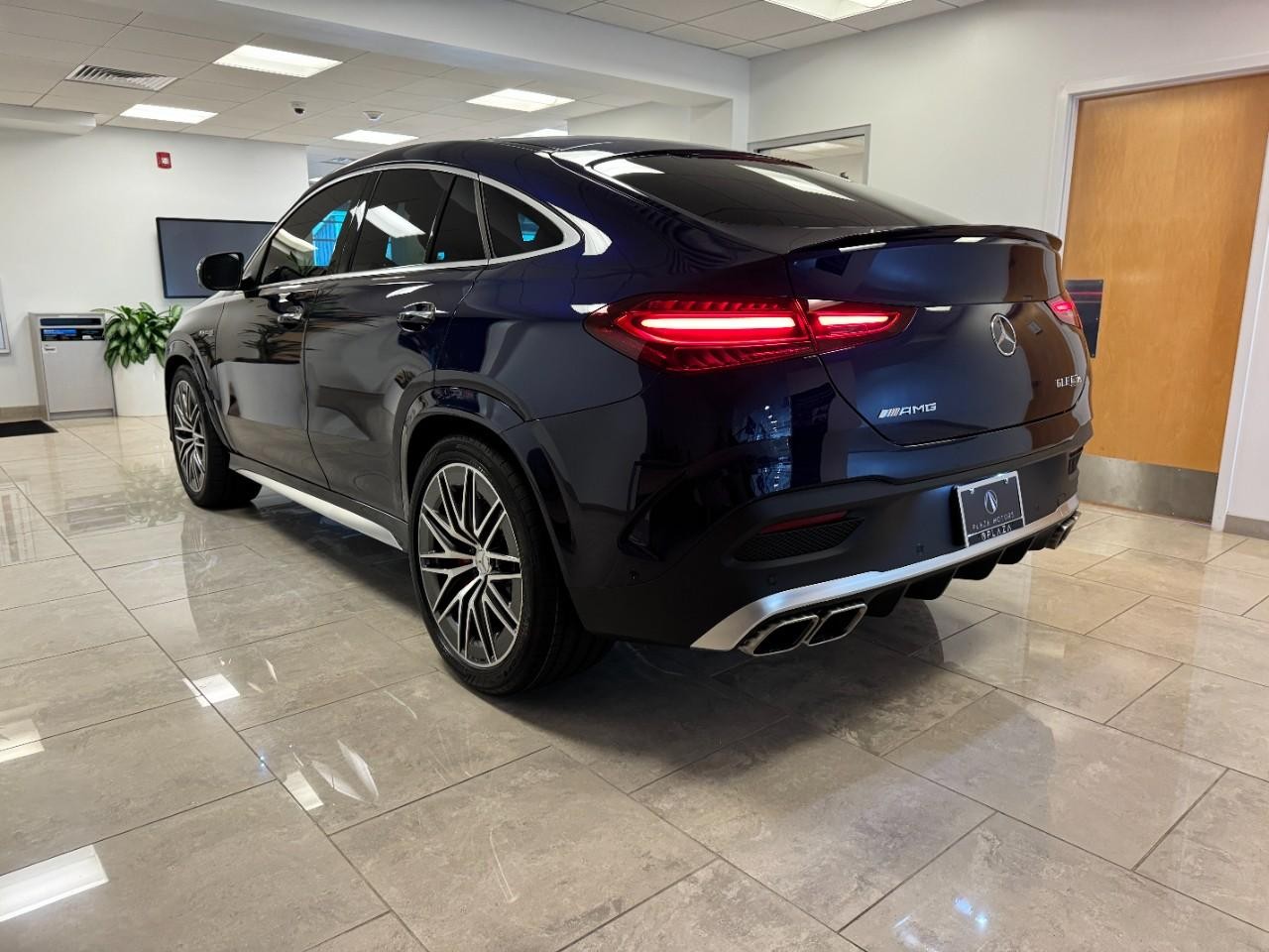 Mercedes-Benz GLE Vehicle Full-screen Gallery Image 3