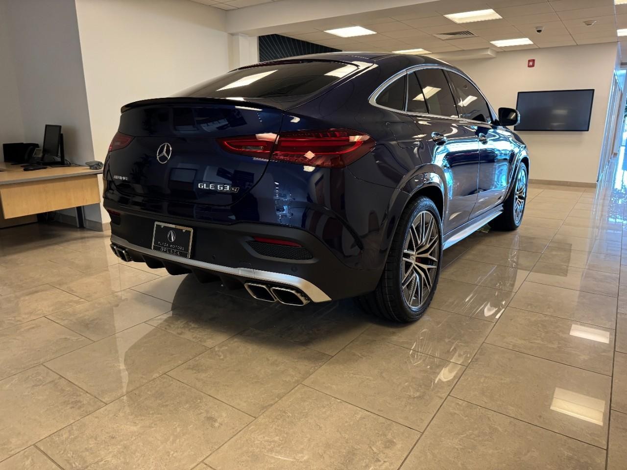 Mercedes-Benz GLE Vehicle Full-screen Gallery Image 4