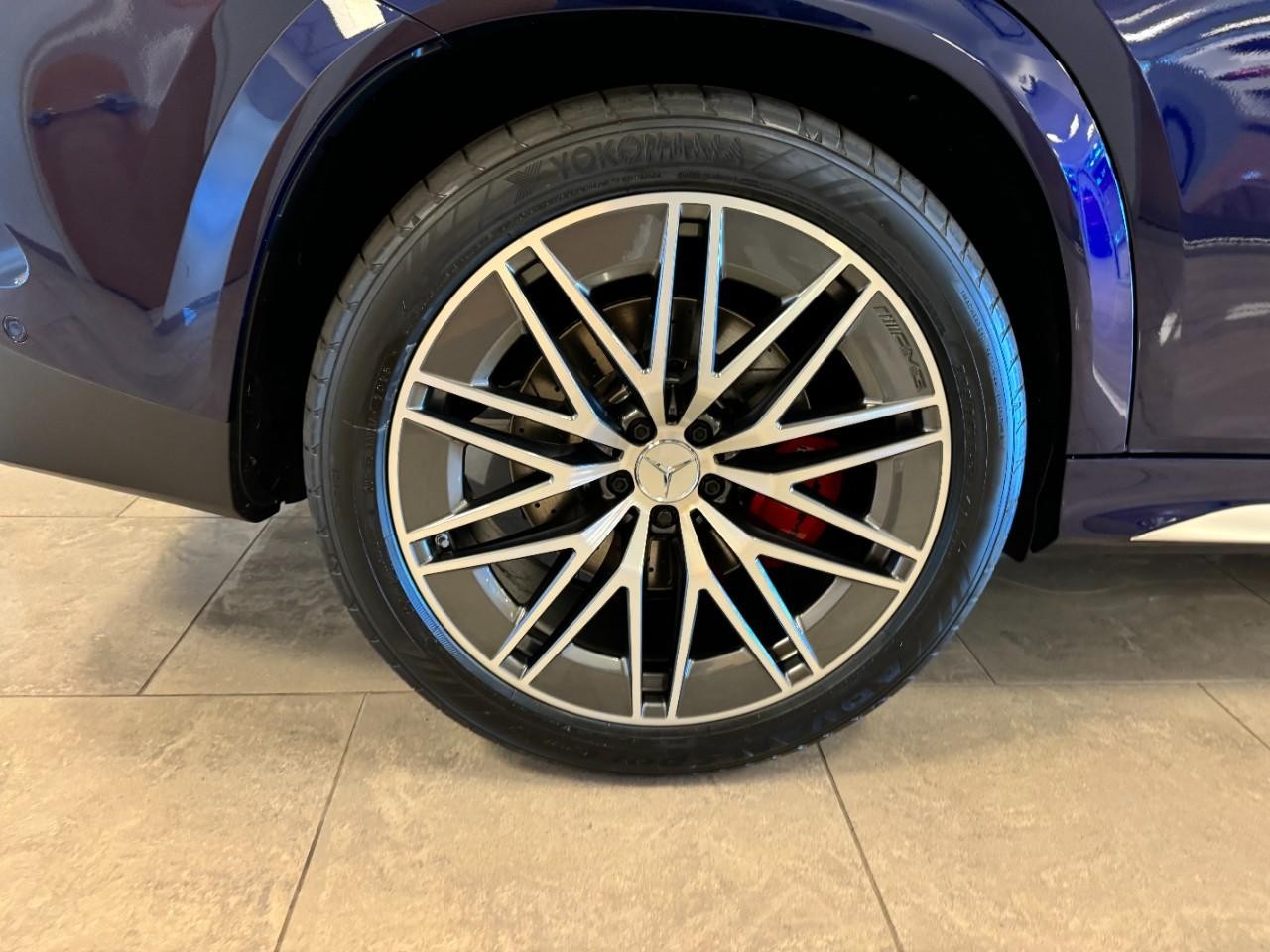 Mercedes-Benz GLE Vehicle Full-screen Gallery Image 5