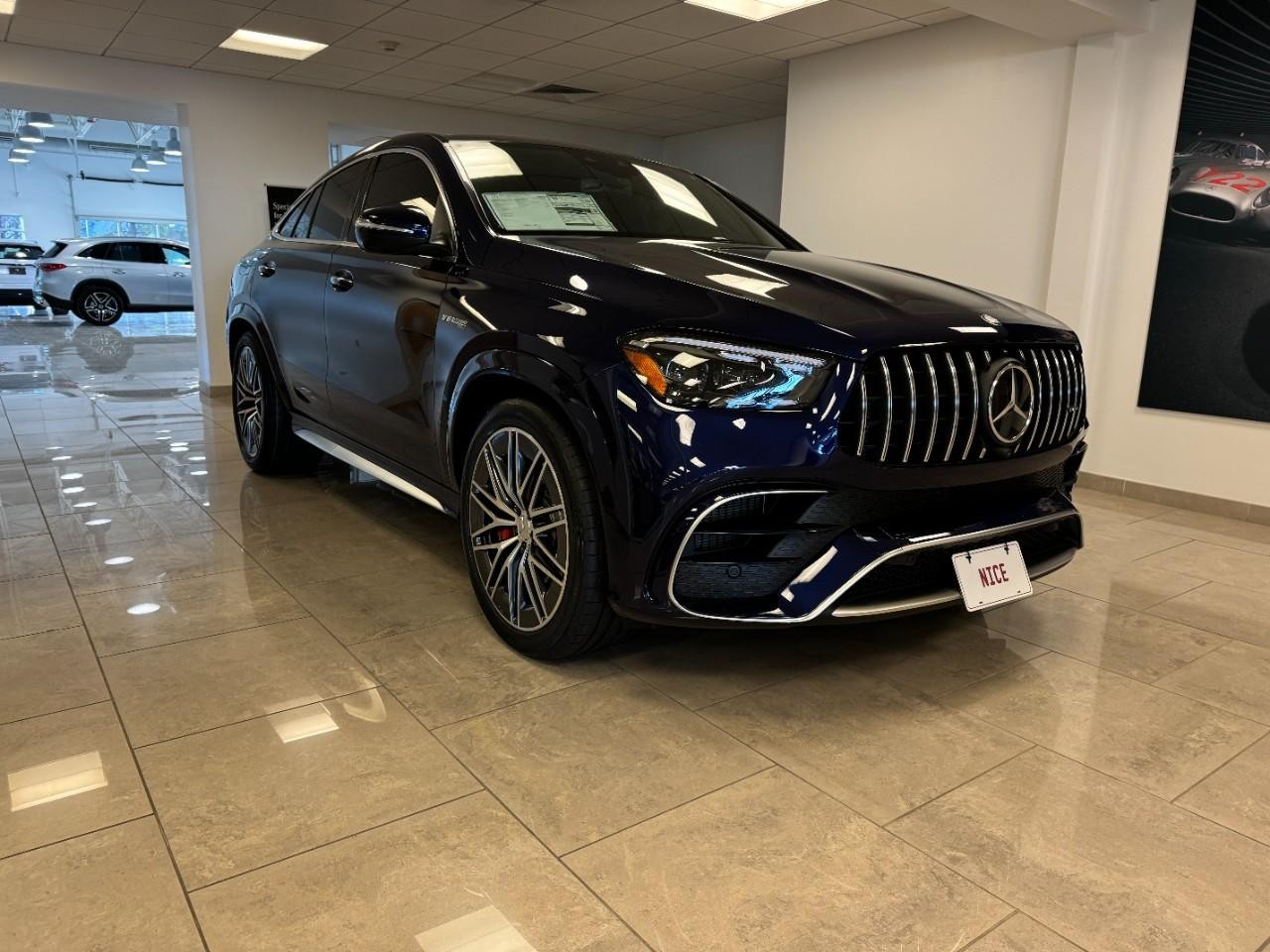 Mercedes-Benz GLE Vehicle Full-screen Gallery Image 6