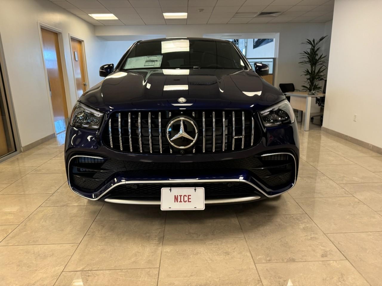 Mercedes-Benz GLE Vehicle Full-screen Gallery Image 7