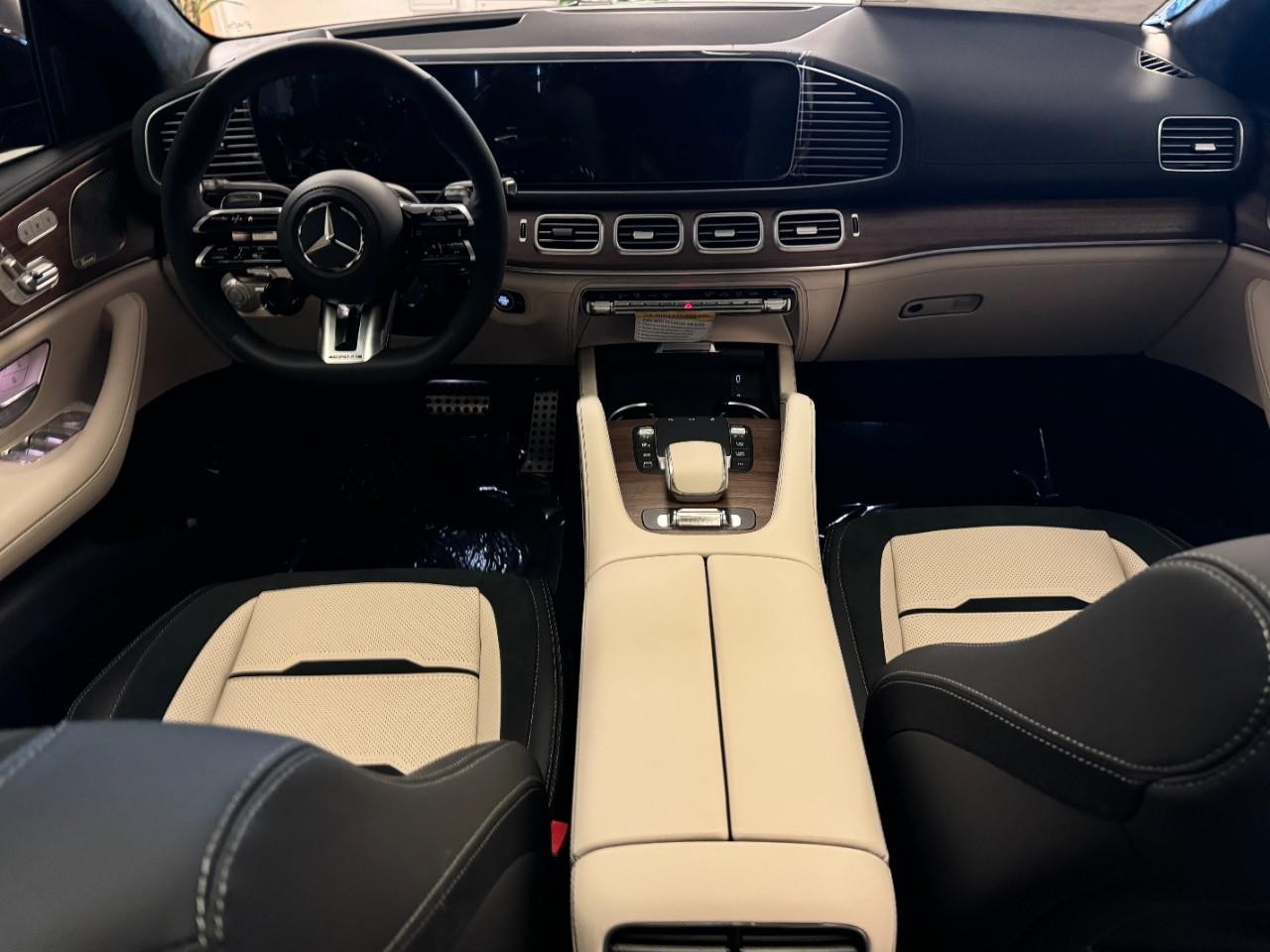 Mercedes-Benz GLE Vehicle Full-screen Gallery Image 12