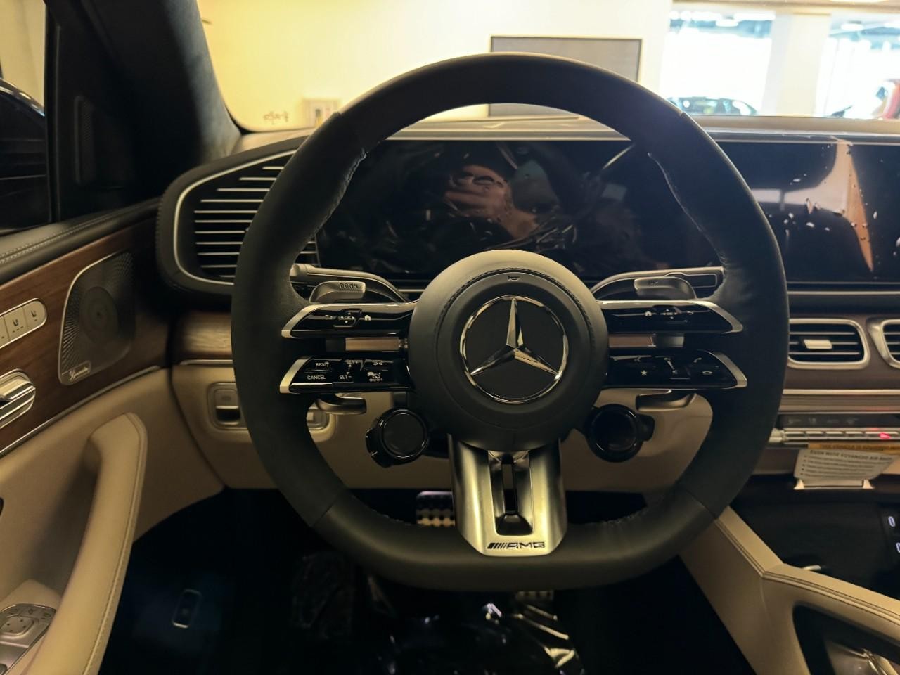 Mercedes-Benz GLE Vehicle Full-screen Gallery Image 13