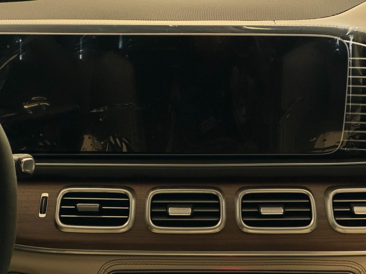 Mercedes-Benz GLE Vehicle Full-screen Gallery Image 14