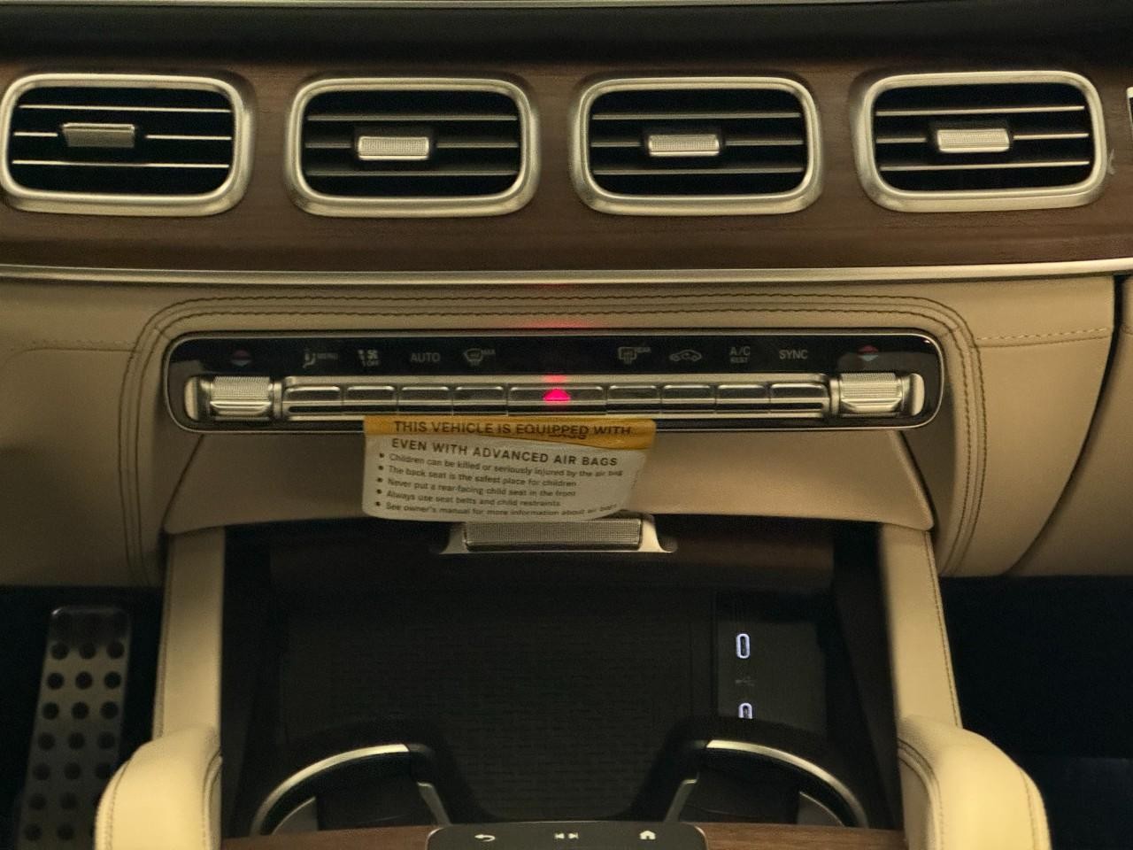 Mercedes-Benz GLE Vehicle Full-screen Gallery Image 15