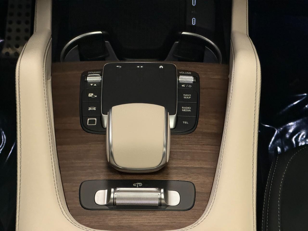 Mercedes-Benz GLE Vehicle Full-screen Gallery Image 16