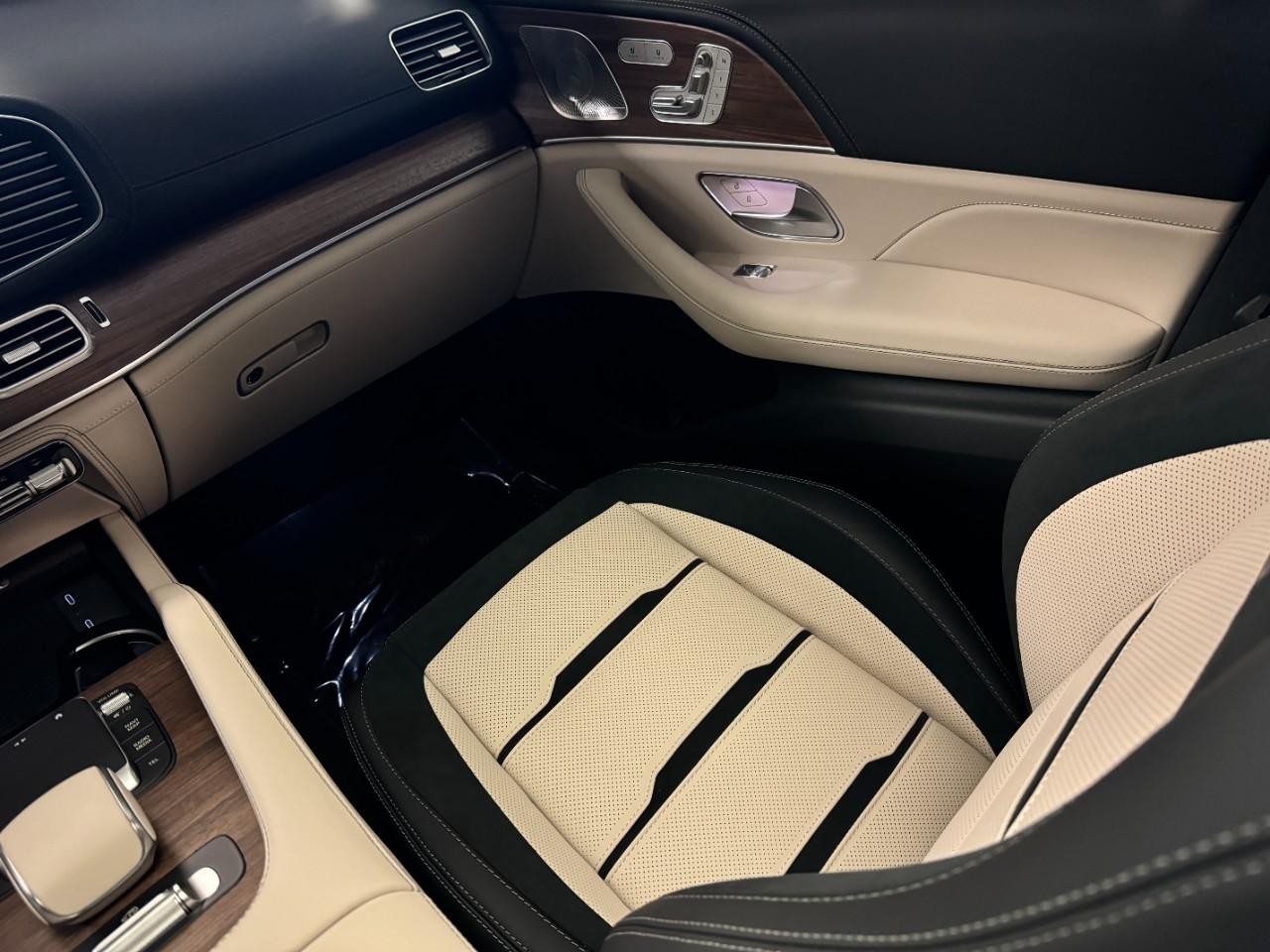 Mercedes-Benz GLE Vehicle Full-screen Gallery Image 17