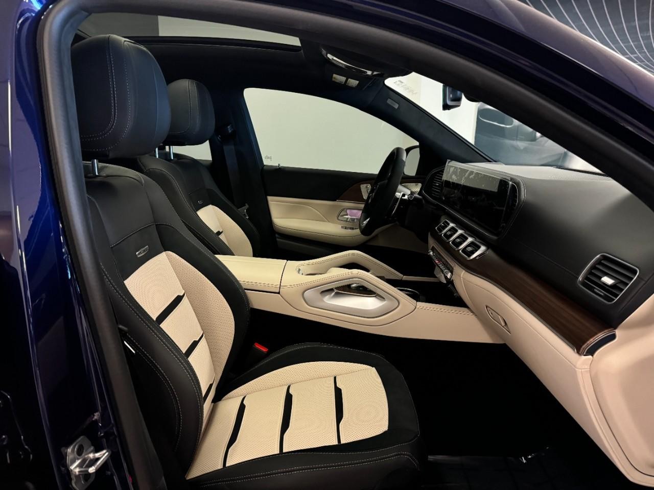 Mercedes-Benz GLE Vehicle Full-screen Gallery Image 18