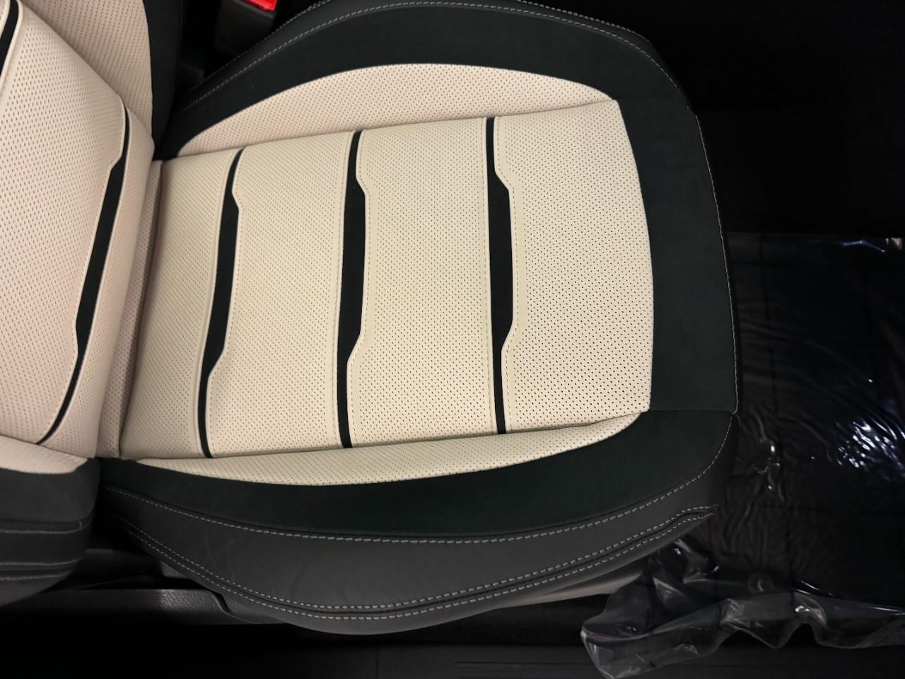 Mercedes-Benz GLE Vehicle Full-screen Gallery Image 19