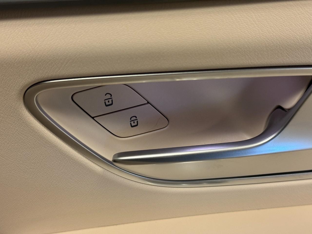 Mercedes-Benz GLE Vehicle Full-screen Gallery Image 21