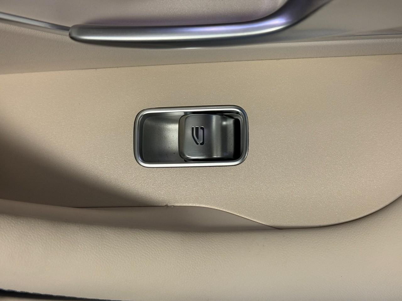 Mercedes-Benz GLE Vehicle Full-screen Gallery Image 22