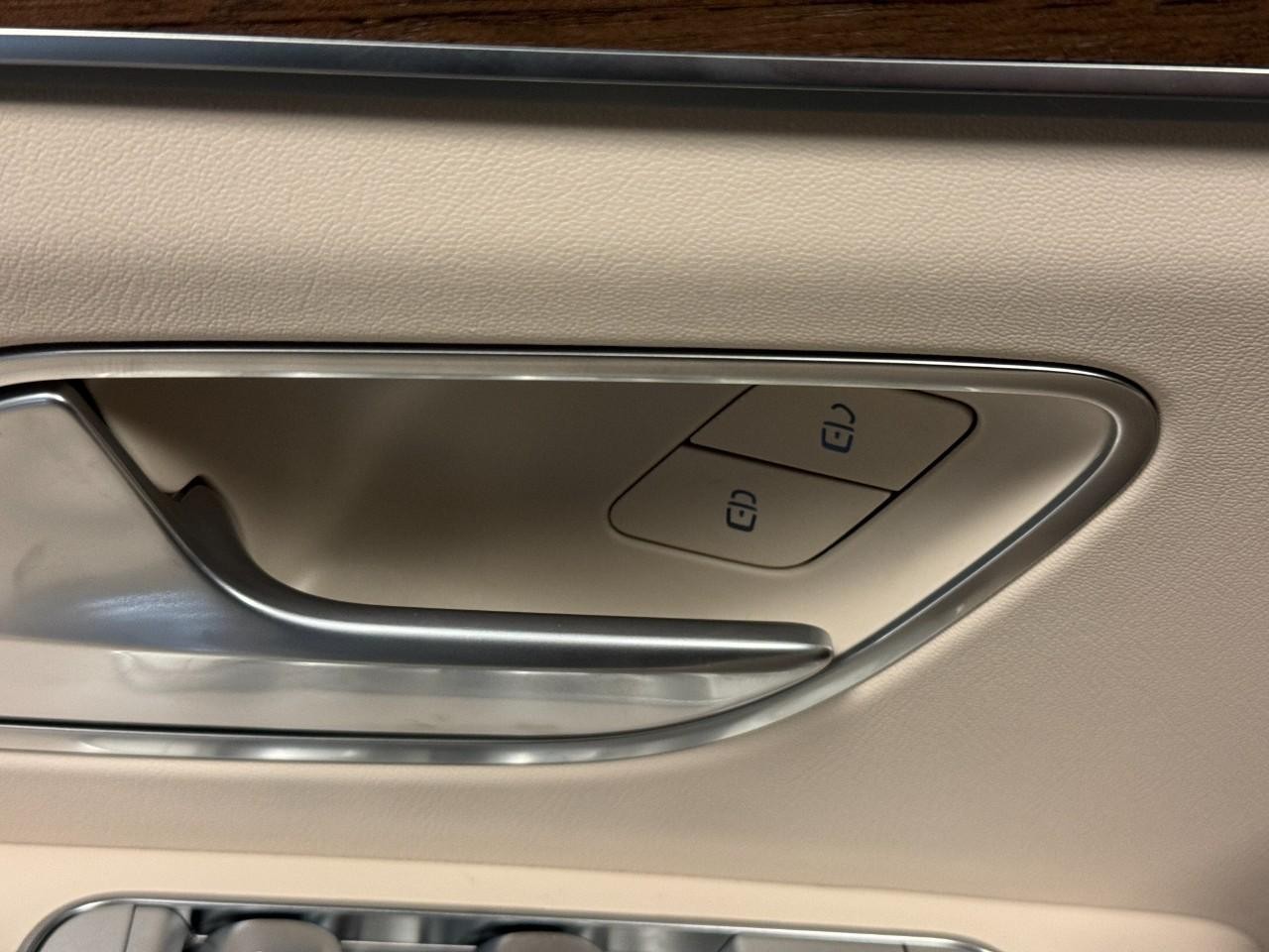 Mercedes-Benz GLE Vehicle Full-screen Gallery Image 25