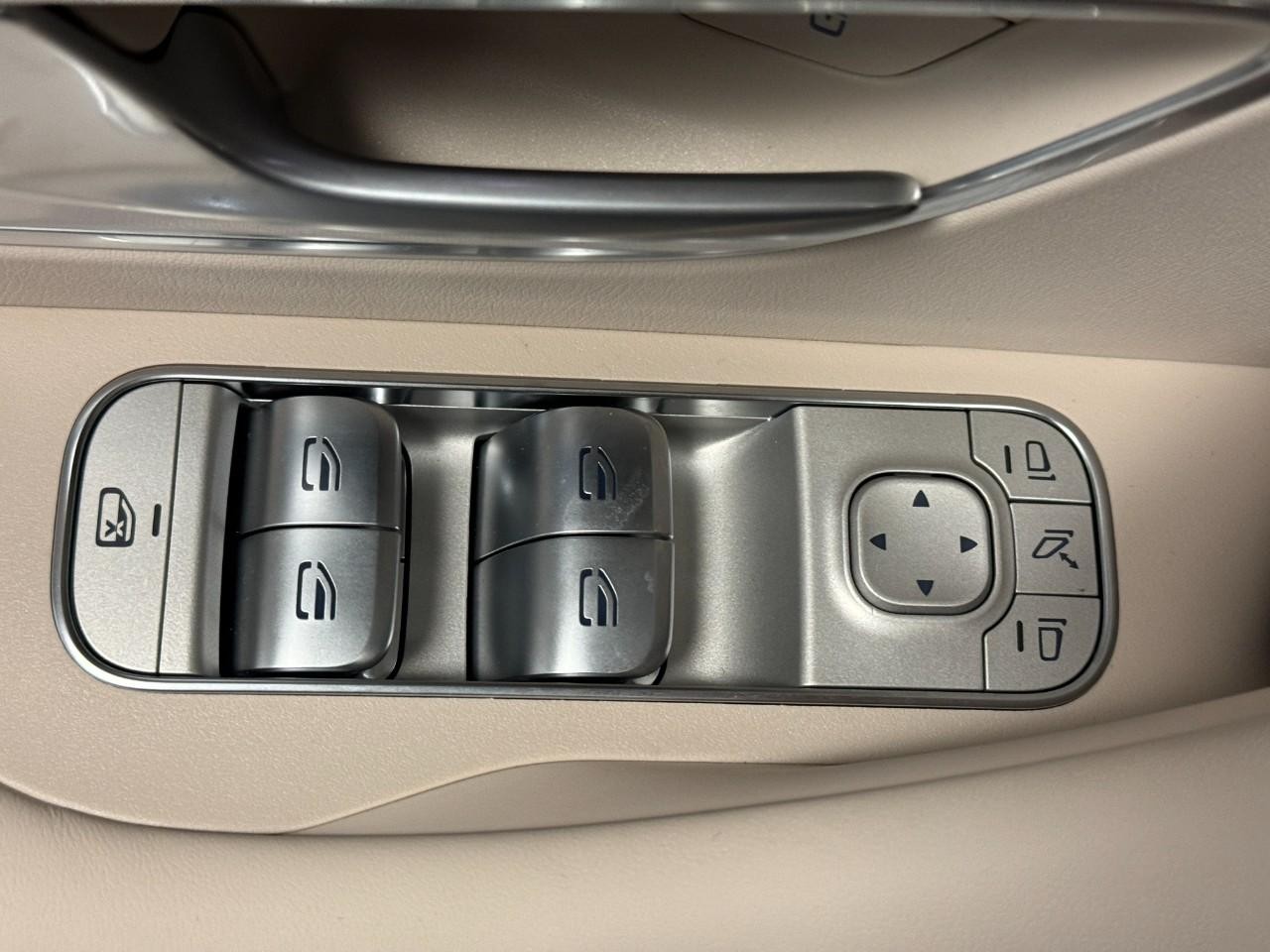 Mercedes-Benz GLE Vehicle Full-screen Gallery Image 26