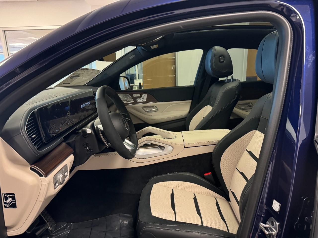 Mercedes-Benz GLE Vehicle Full-screen Gallery Image 28