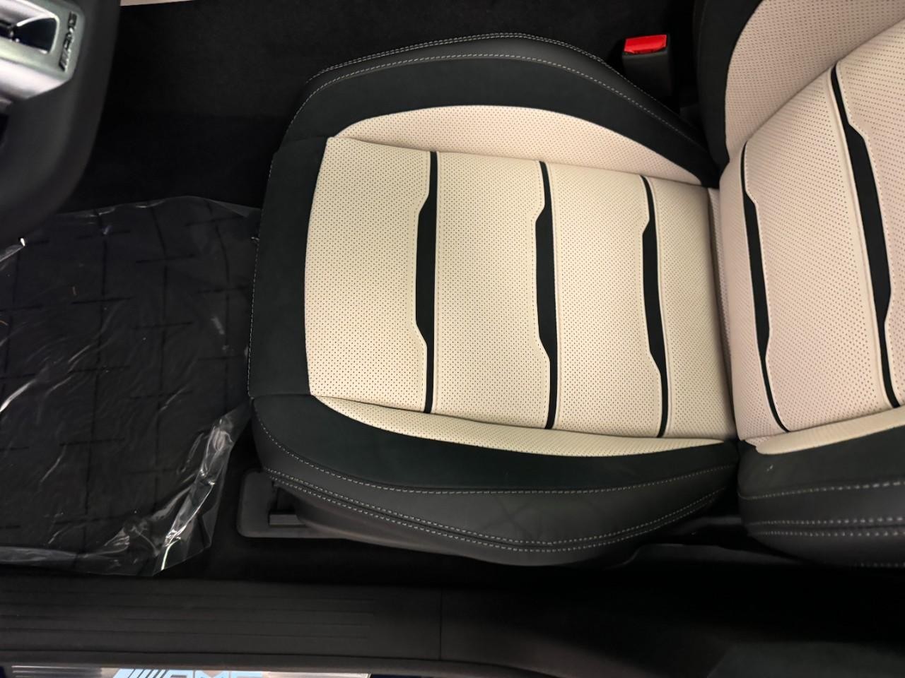 Mercedes-Benz GLE Vehicle Full-screen Gallery Image 29