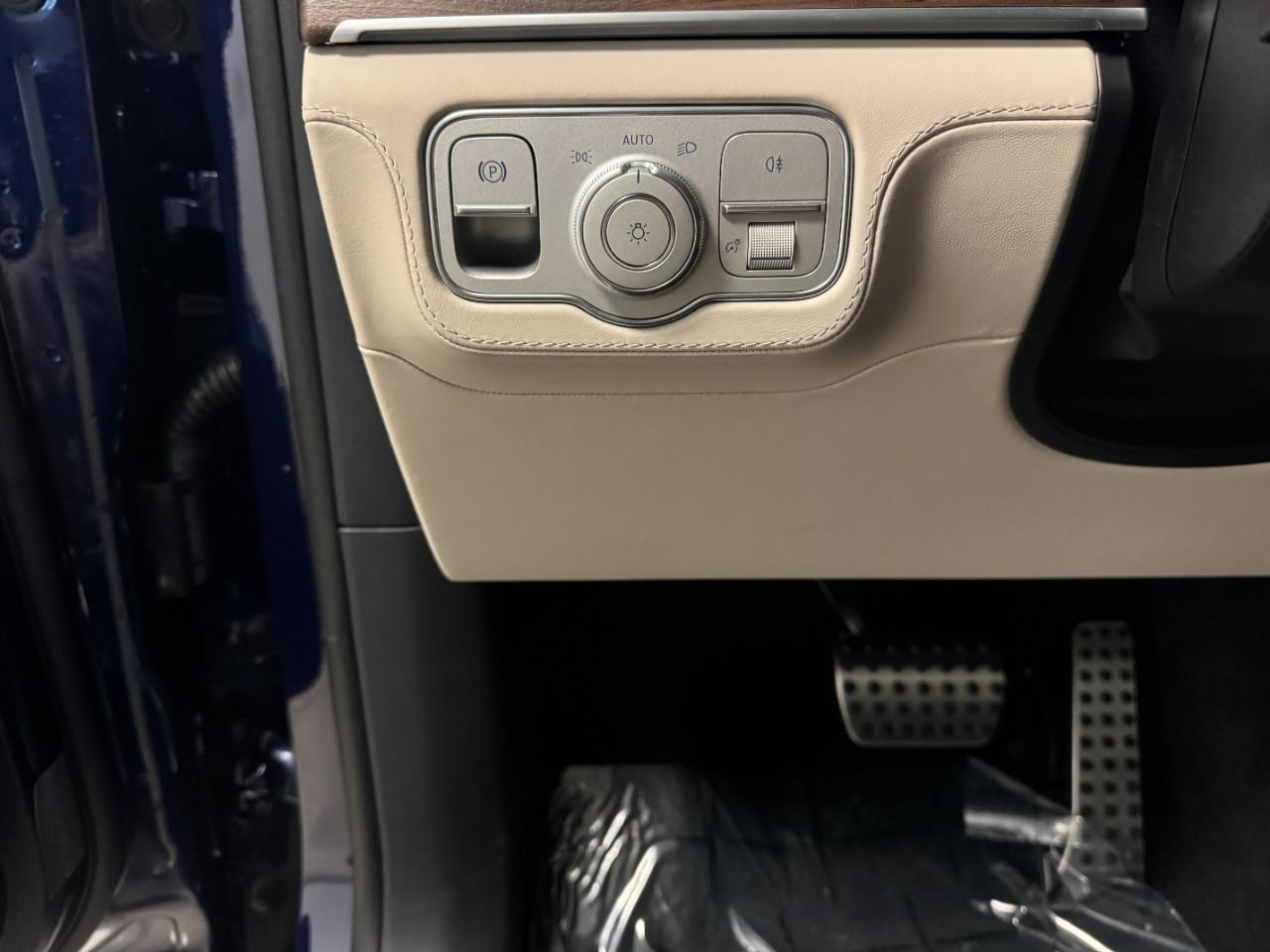 Mercedes-Benz GLE Vehicle Full-screen Gallery Image 30