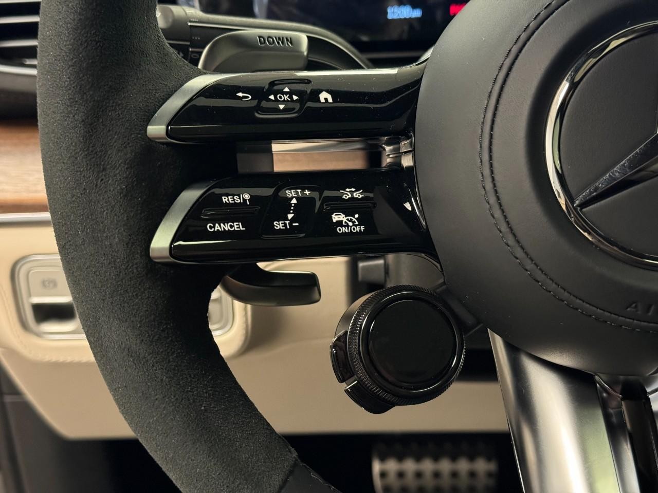 Mercedes-Benz GLE Vehicle Full-screen Gallery Image 31