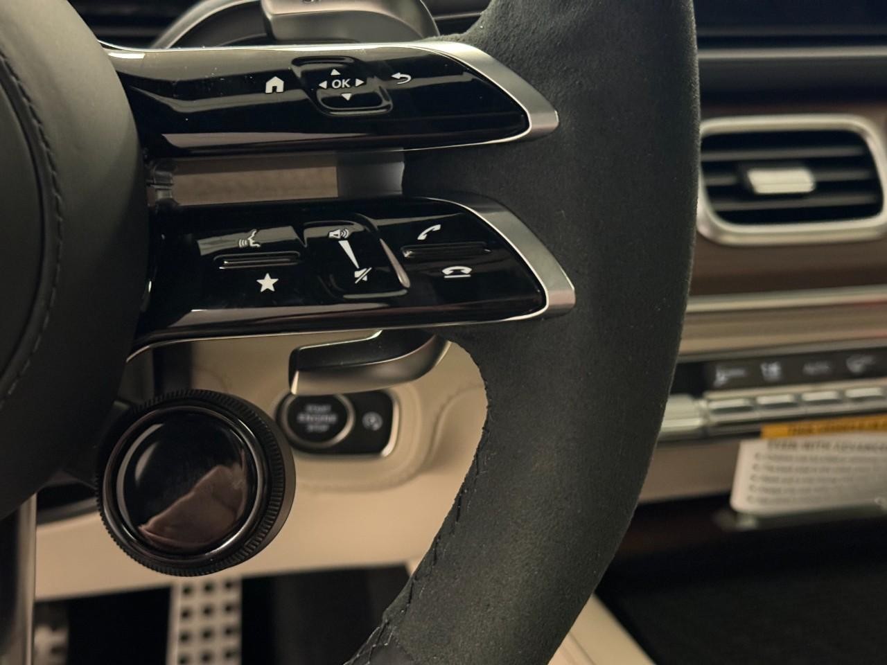 Mercedes-Benz GLE Vehicle Full-screen Gallery Image 32