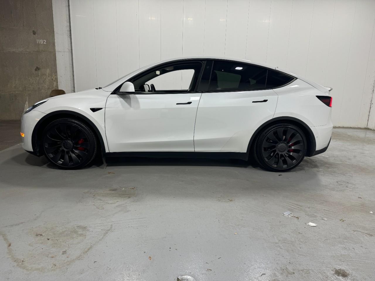 Tesla Model Y Vehicle Full-screen Gallery Image 2