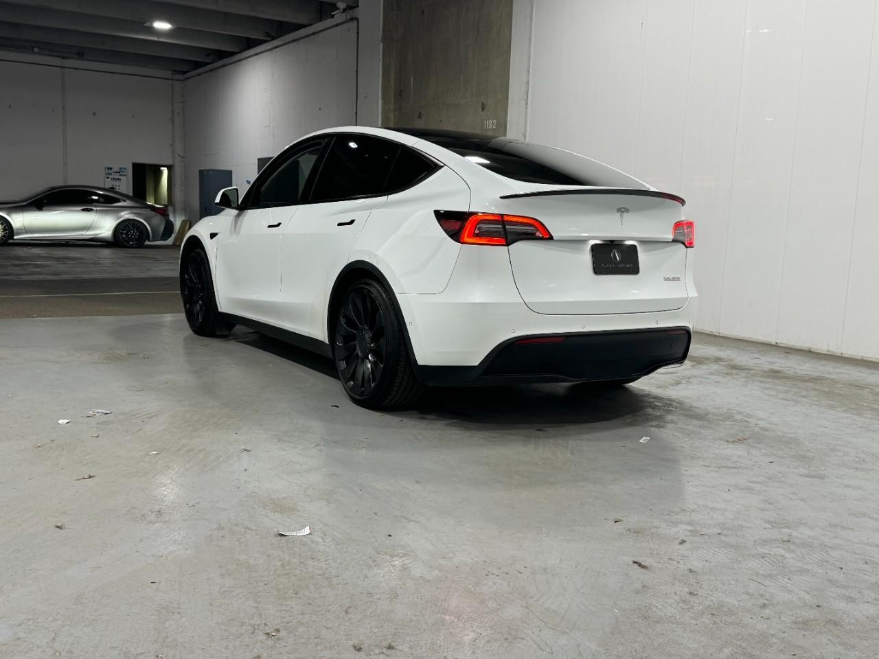 Tesla Model Y Vehicle Full-screen Gallery Image 3