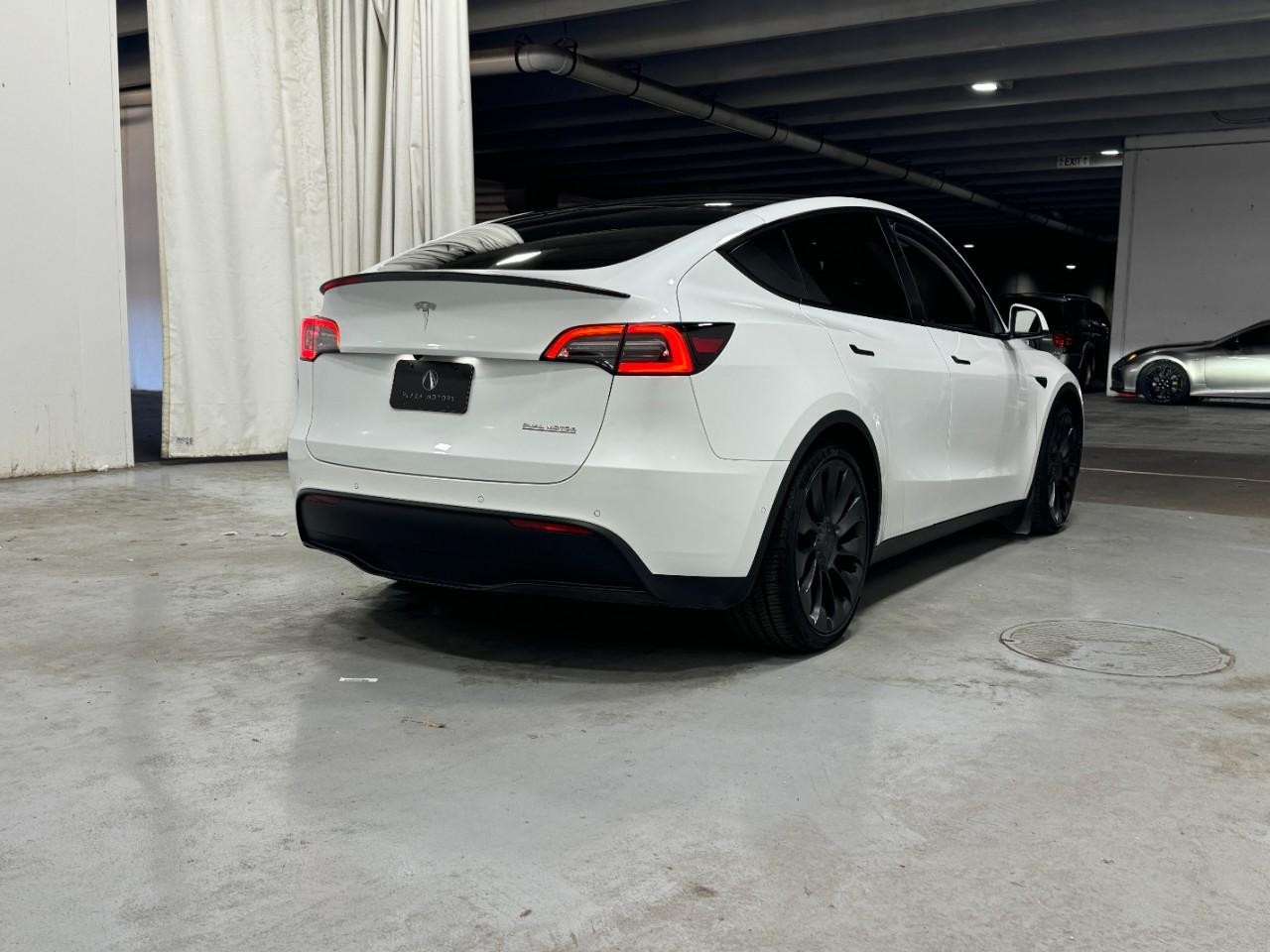 Tesla Model Y Vehicle Full-screen Gallery Image 4