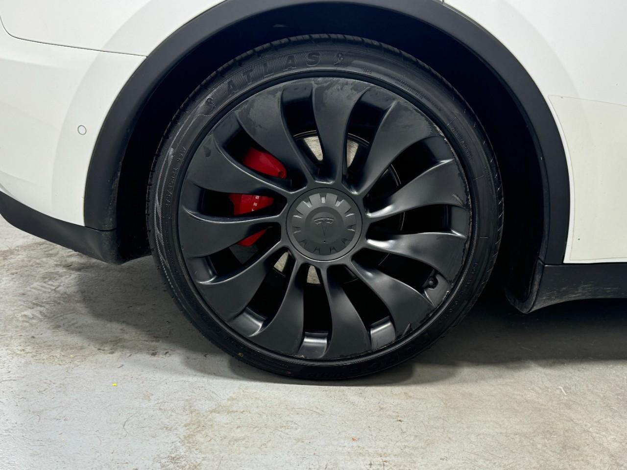 Tesla Model Y Vehicle Full-screen Gallery Image 5