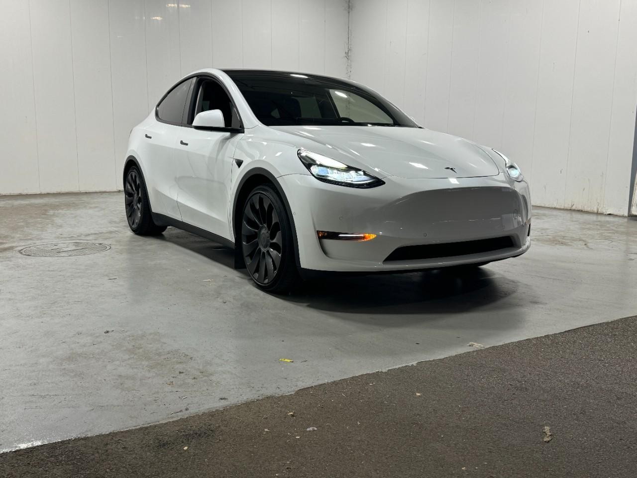 Tesla Model Y Vehicle Full-screen Gallery Image 6