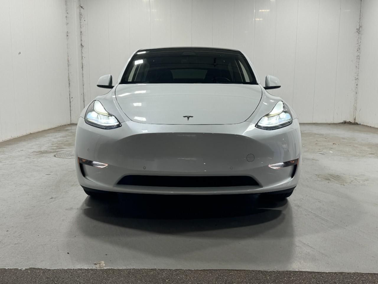 Tesla Model Y Vehicle Full-screen Gallery Image 7