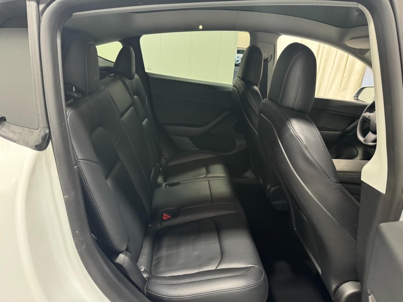 Tesla Model Y Vehicle Full-screen Gallery Image 10