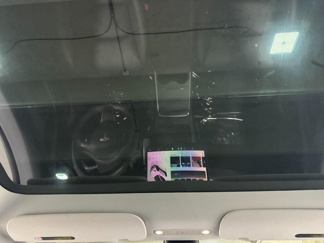 Tesla Model Y Vehicle Full-screen Gallery Image 11