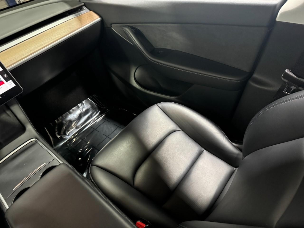 Tesla Model Y Vehicle Full-screen Gallery Image 15